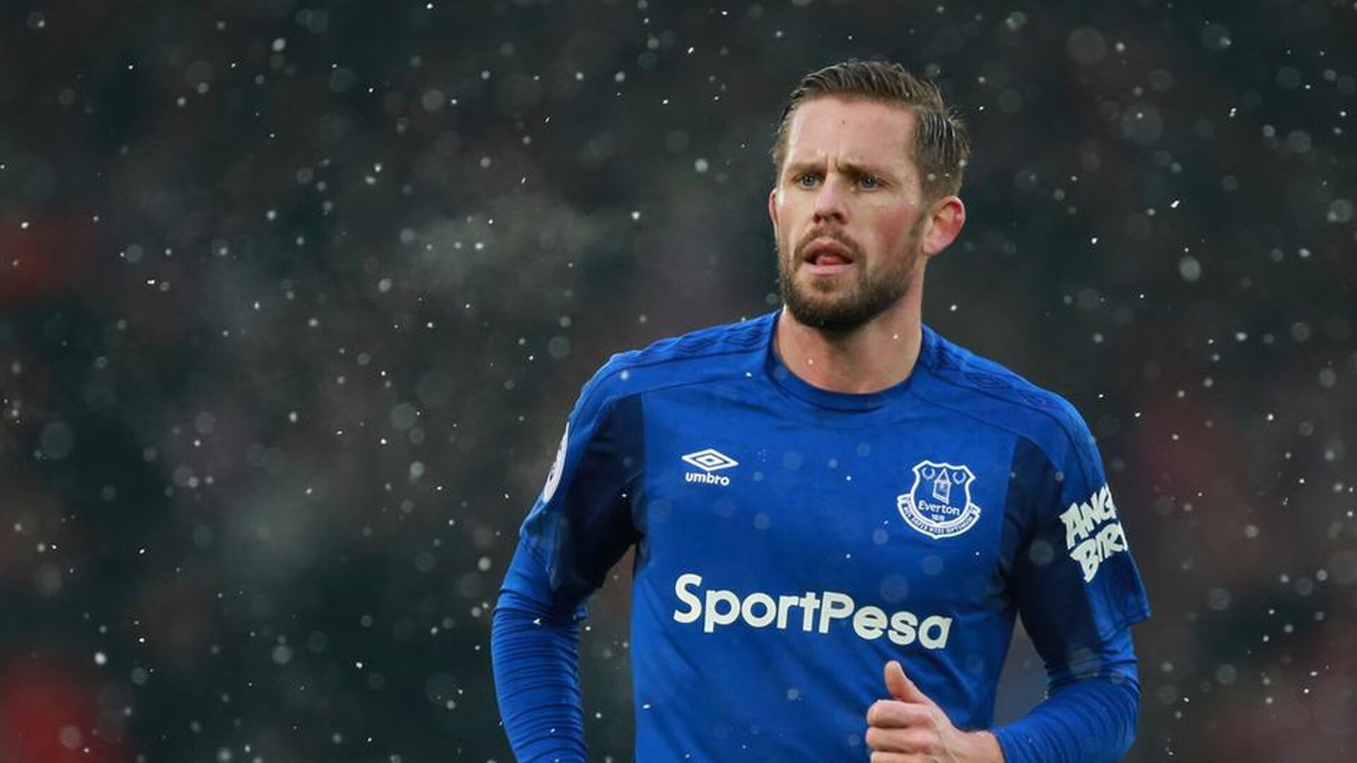 开云体育在线-NBA季后赛之夜，伊布存在感拉满，当足球巨星的锋芒照亮篮球殿堂