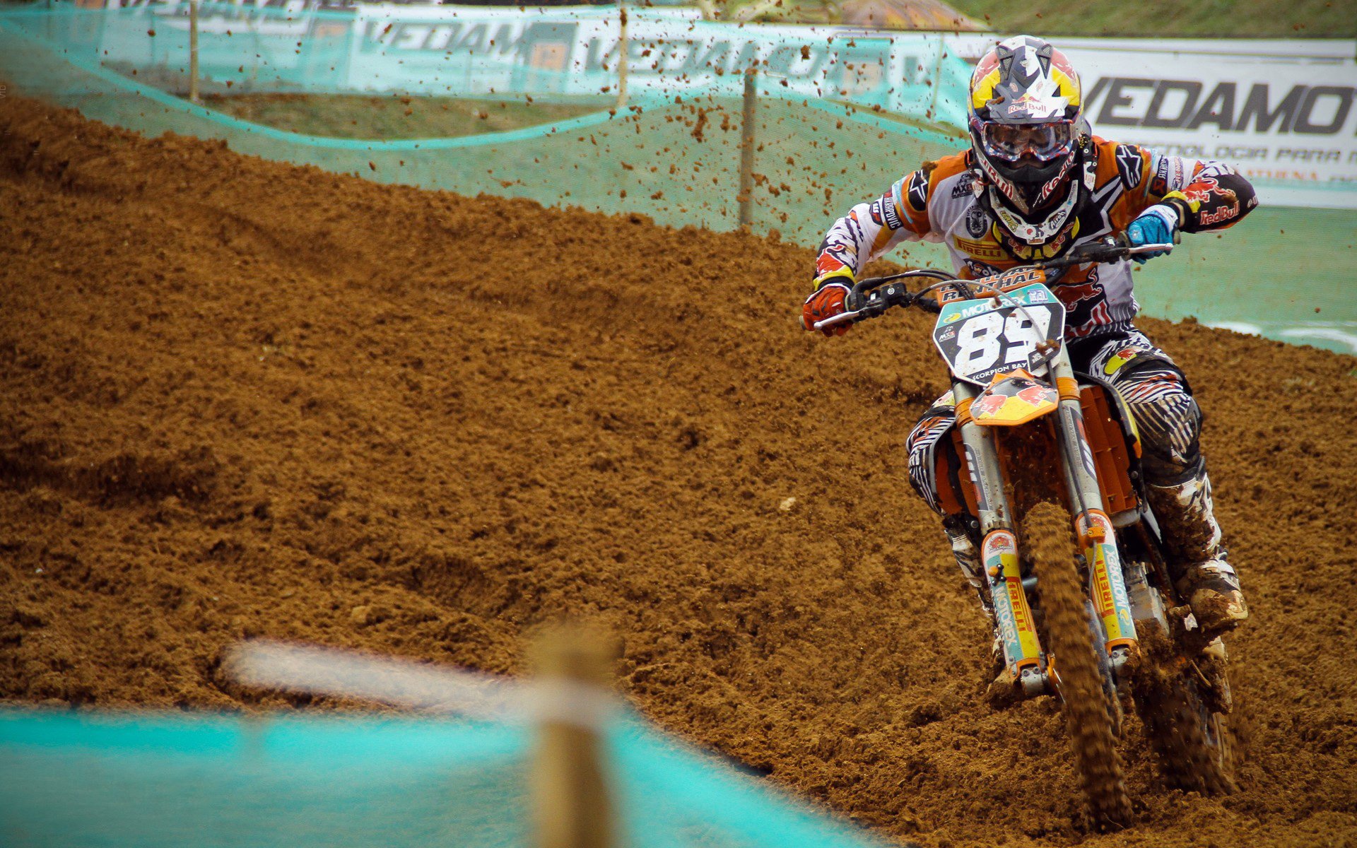 红牛旋风横扫雷诺，维斯塔潘点燃赛道烽火